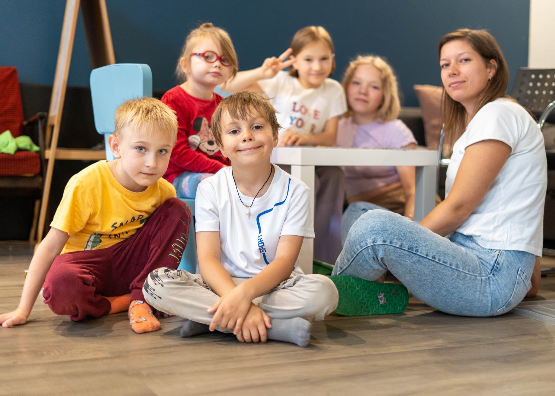 Dzieci i wychowawczyni w świetlicy Przystań